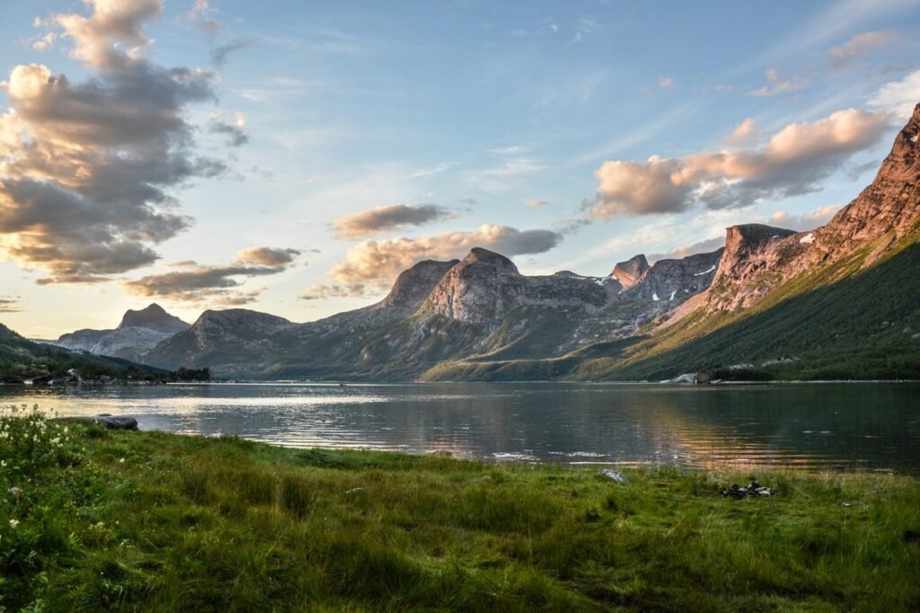 mountain and lake at sunset 135157 1.jpg
