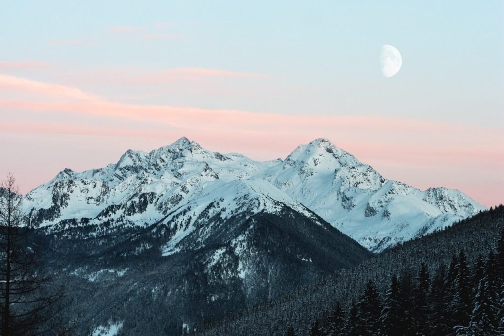 snowy mountain 1287145 1.jpg